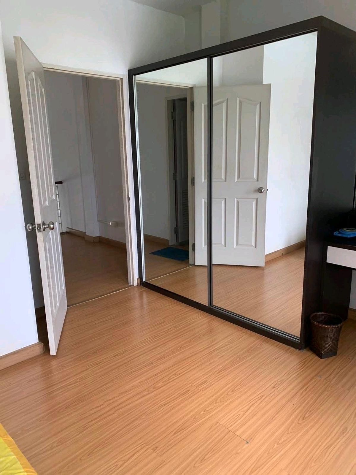 ขายทาวน์โฮมพัฒนาการ ศรีนครินทร์ : ทาวน์โฮม 3 ชั้นหลังริม เนื้อที่ 28.90 ตร.วา พร้อมเฟอร์ แอร์ ถูกที่สุดในโครงการ