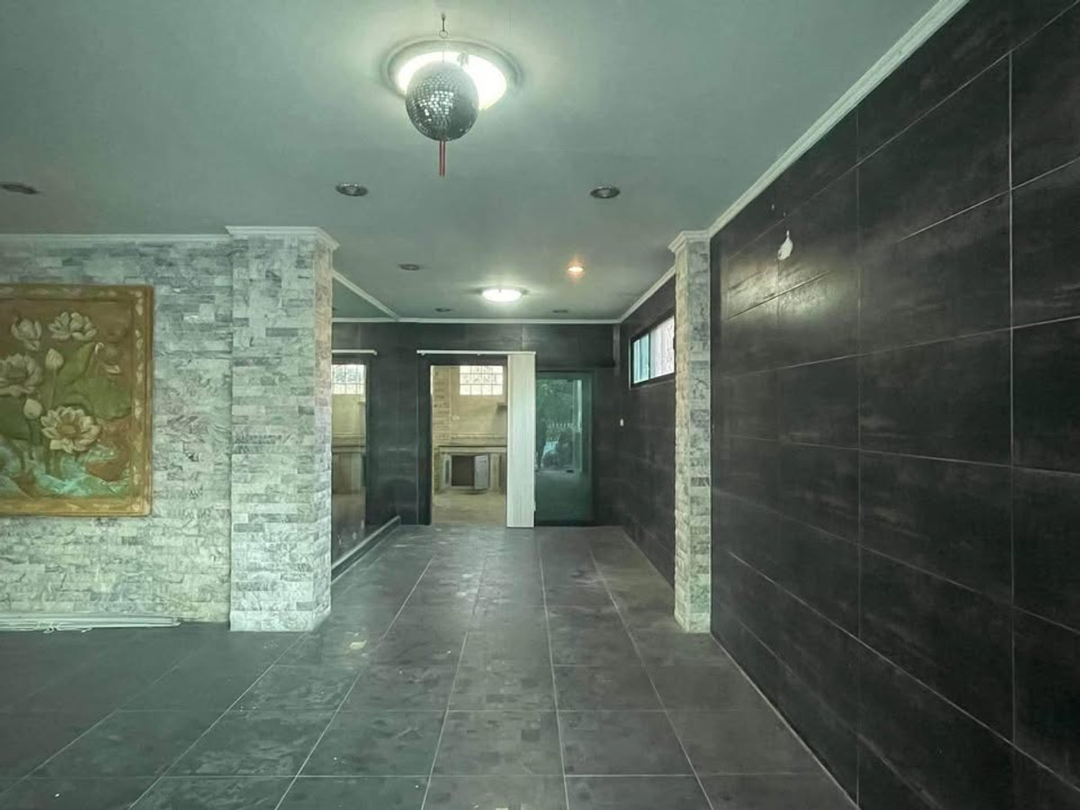 ให้เช่าบ้านนนทบุรี บางใหญ่ บางบัวทอง : บ้านพร้อมโกดัง 200ตรว. ซอยบัวทองเคหะ 6 ห้องนอน 3 ห้องน้ำ หมู่บ้านเรือนไทย นนทบุรี