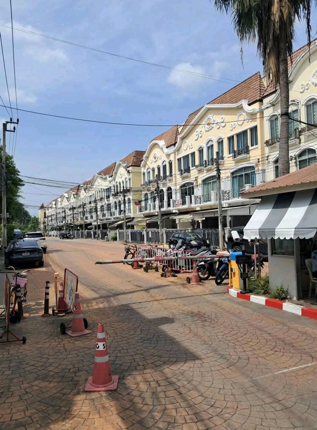 ขายทาวน์โฮมพัฒนาการ ศรีนครินทร์ : ทาวน์โฮม 3 ชั้นหลังริม เนื้อที่ 28.90 ตร.วา พร้อมเฟอร์ แอร์ ถูกที่สุดในโครงการ