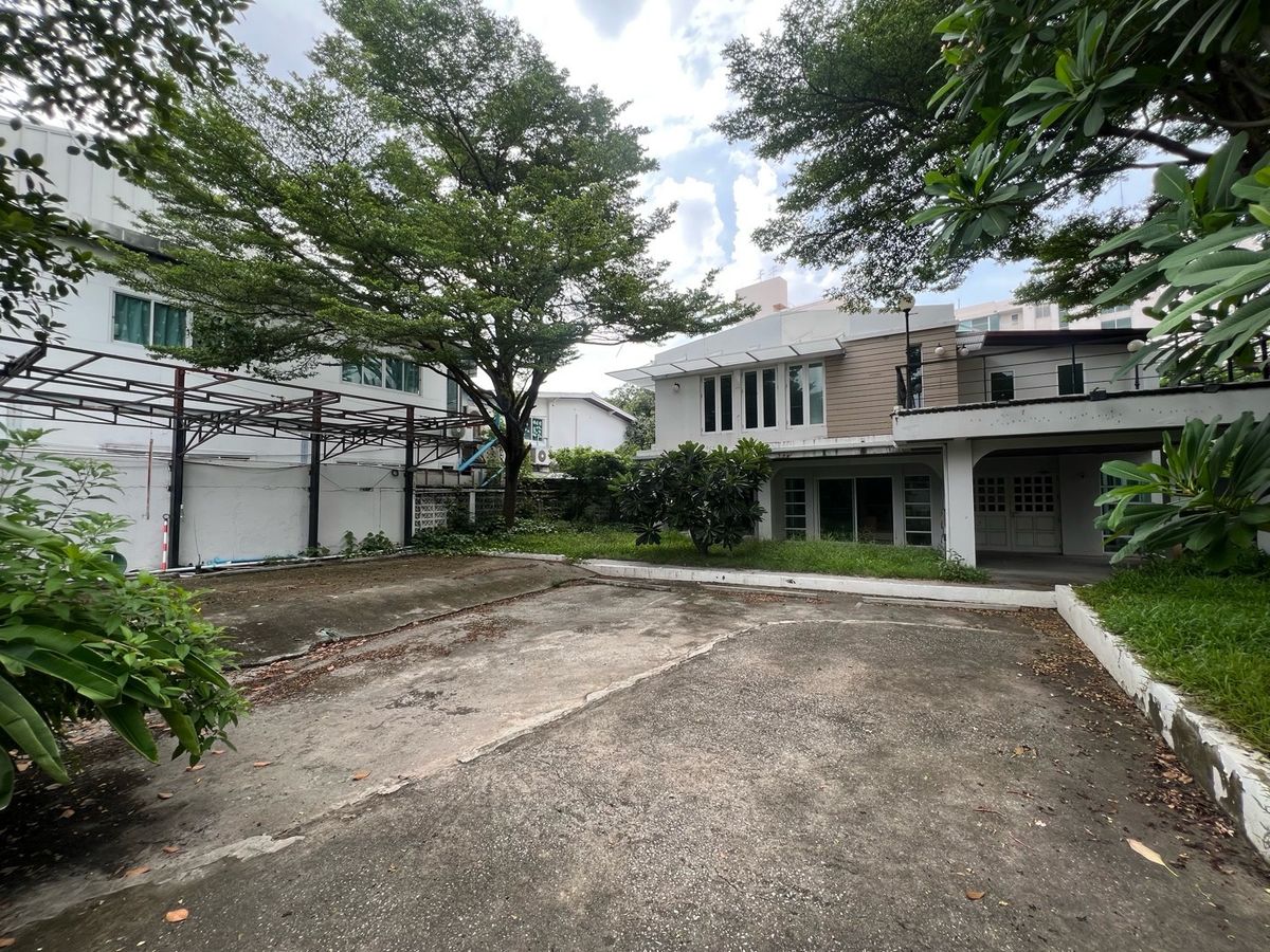 For RentRetail SpaceSukhumvit, Asoke, Thonglor : Rent a detached house 231 square wah, Phromphong, Soi Sukhumvit 31, the same side as EmQuartier, foreign location, suitable for spa, pilot, yoga, ice, bakery, michelin, or Fine Dining.