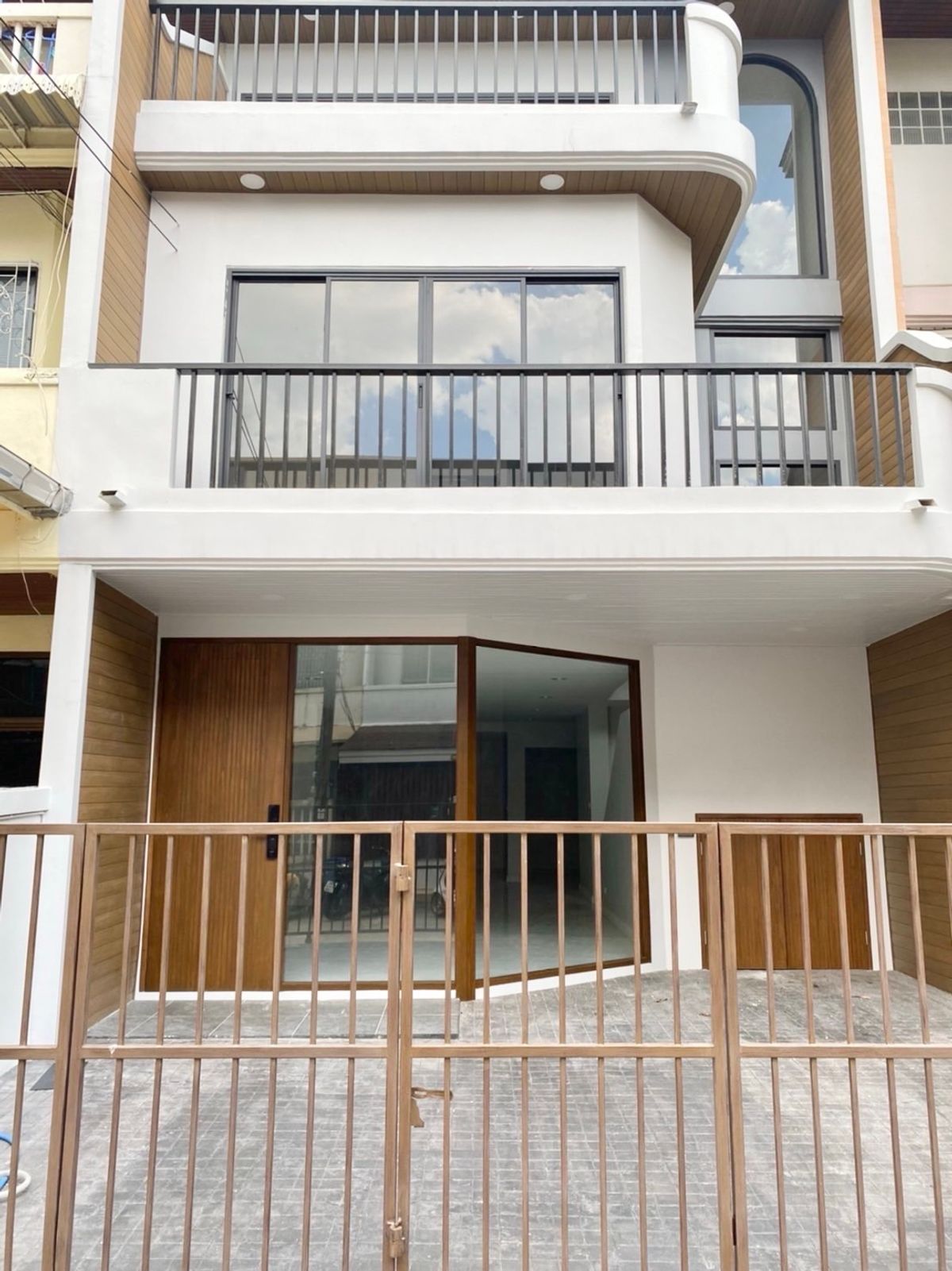 For SaleTownhomeYothinpattana,CDC : 🏡 Sell Townhome, Ladprao, 3 -story renovated, gold, Golden Kasemsan 1, near the mall, convenient transportation, Nakniwat Pradit Manoon Tham Ram Inthra Liam, Wang Hin Chokchai 4, suitable for living / home office.