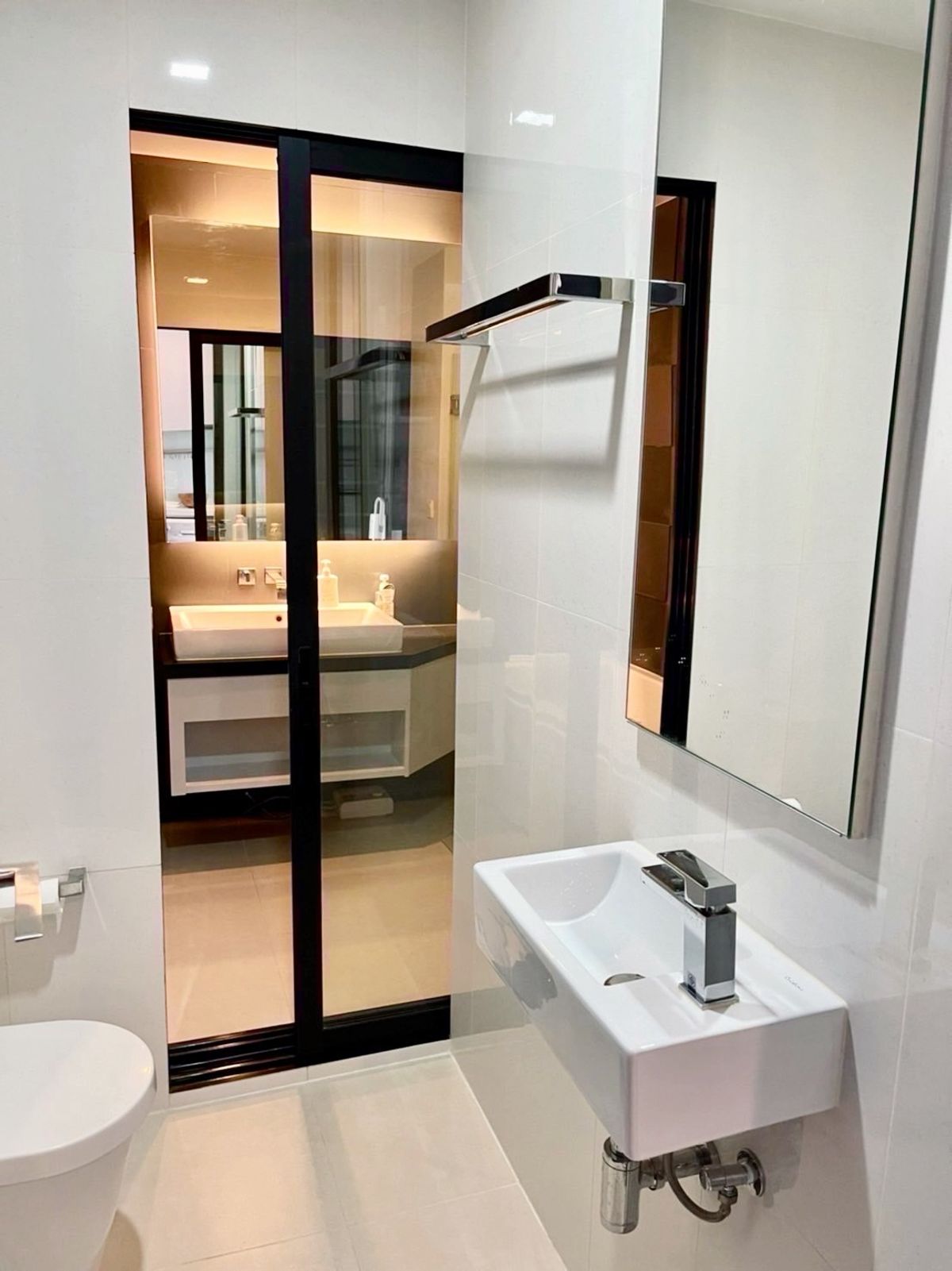 For RentCondoRatchadapisek, Huaikwang, Suttisan : For Rent - IVY Ampio Luxury Condo. Very cheap. Real room. Fully Furnished near MRT Cultural Center.