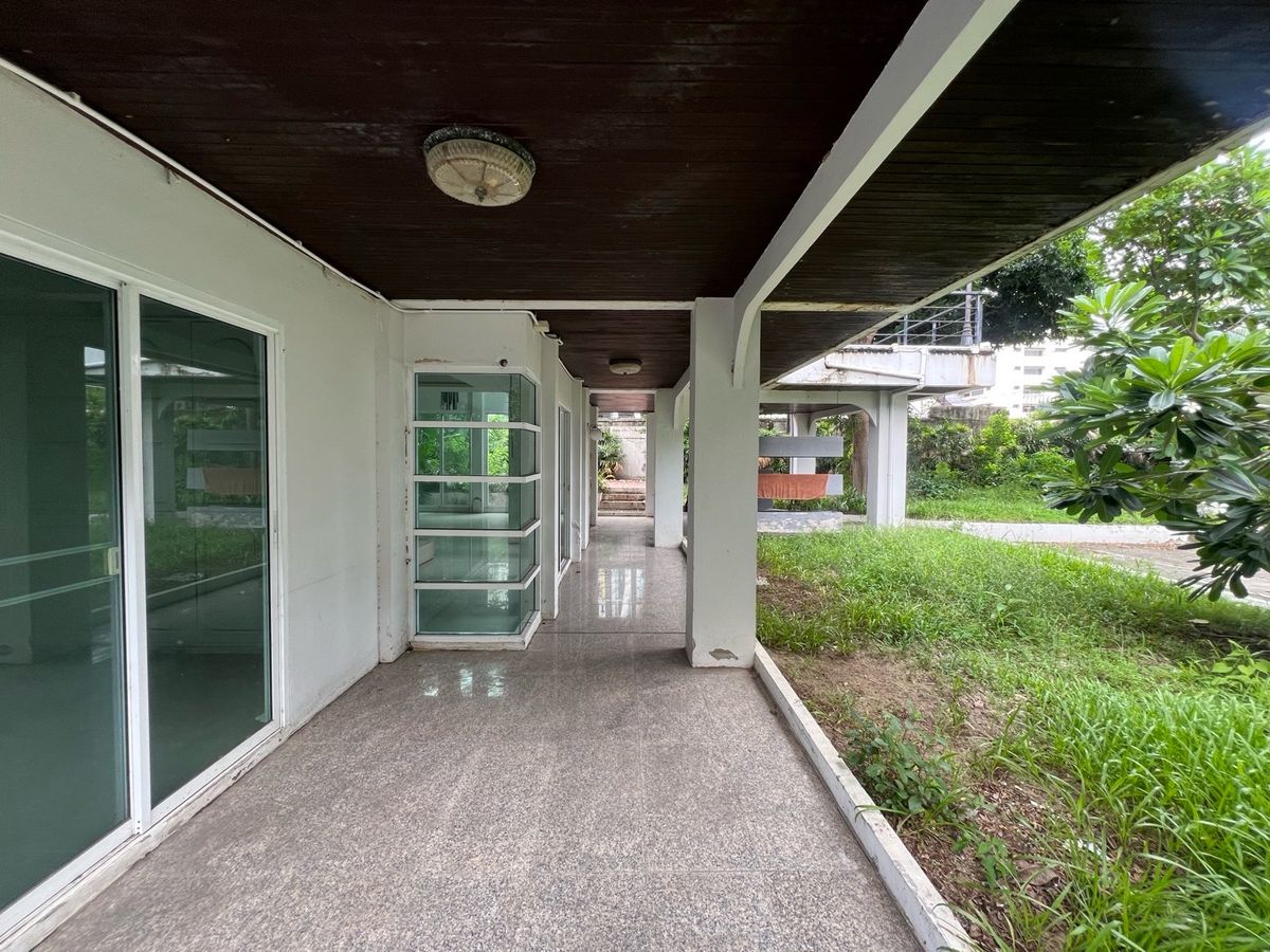 For RentRetail SpaceSukhumvit, Asoke, Thonglor : Rent a detached house 231 square wah, Phromphong, Soi Sukhumvit 31, the same side as EmQuartier, foreign location, suitable for spa, pilot, yoga, ice, bakery, michelin, or Fine Dining.