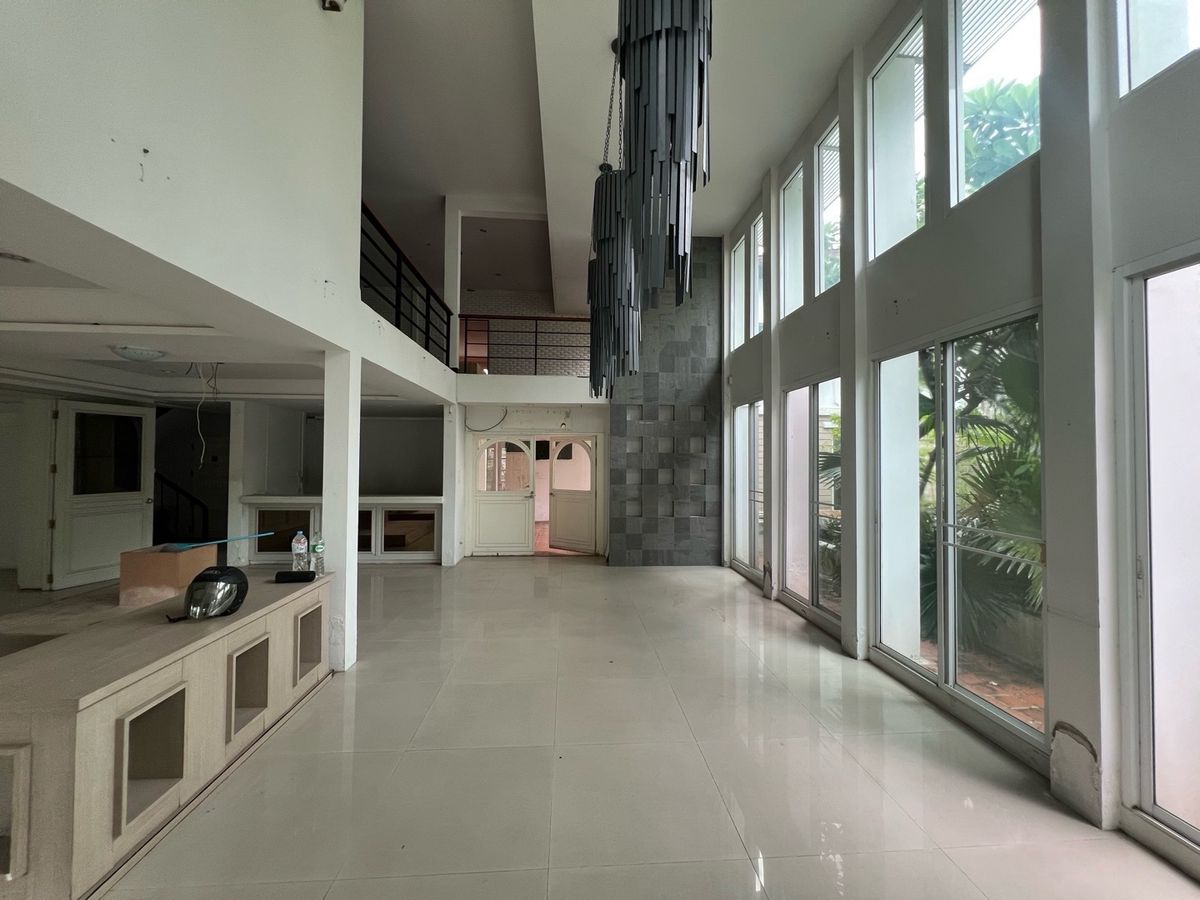 For RentRetail SpaceSukhumvit, Asoke, Thonglor : Rent a detached house 231 square wah, Phromphong, Soi Sukhumvit 31, the same side as EmQuartier, foreign location, suitable for spa, pilot, yoga, ice, bakery, michelin, or Fine Dining.