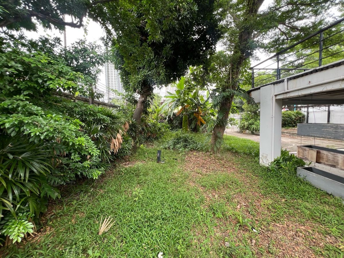 For RentRetail SpaceSukhumvit, Asoke, Thonglor : Rent a detached house 231 square wah, Phromphong, Soi Sukhumvit 31, the same side as EmQuartier, foreign location, suitable for spa, pilot, yoga, ice, bakery, michelin, or Fine Dining.