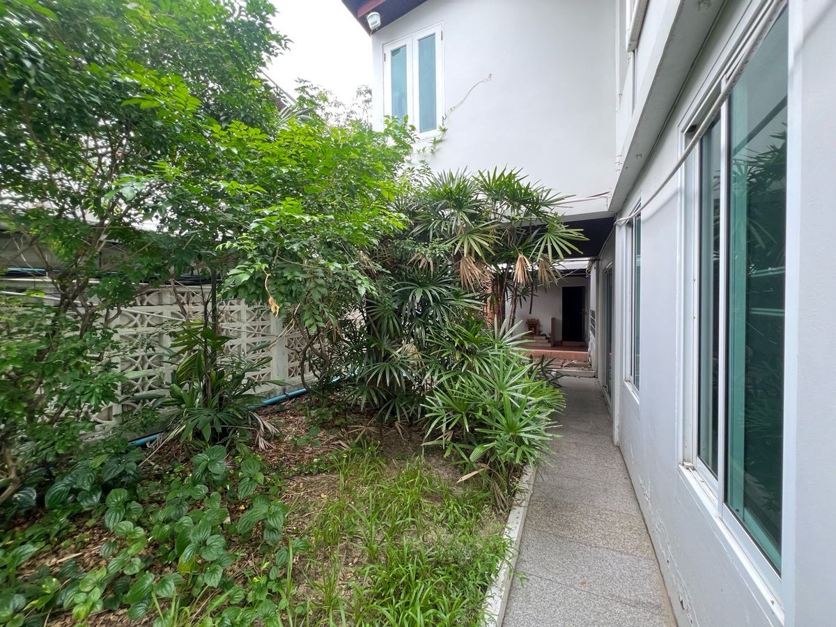 For RentRetail SpaceSukhumvit, Asoke, Thonglor : Rent a detached house 231 square wah, Phromphong, Soi Sukhumvit 31, the same side as EmQuartier, foreign location, suitable for spa, pilot, yoga, ice, bakery, michelin, or Fine Dining.