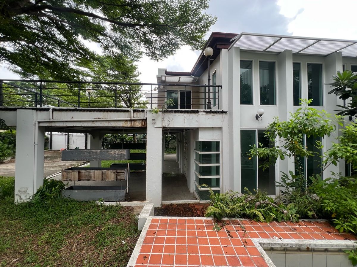 For RentRetail SpaceSukhumvit, Asoke, Thonglor : Rent a detached house 231 square wah, Phromphong, Soi Sukhumvit 31, the same side as EmQuartier, foreign location, suitable for spa, pilot, yoga, ice, bakery, michelin, or Fine Dining.