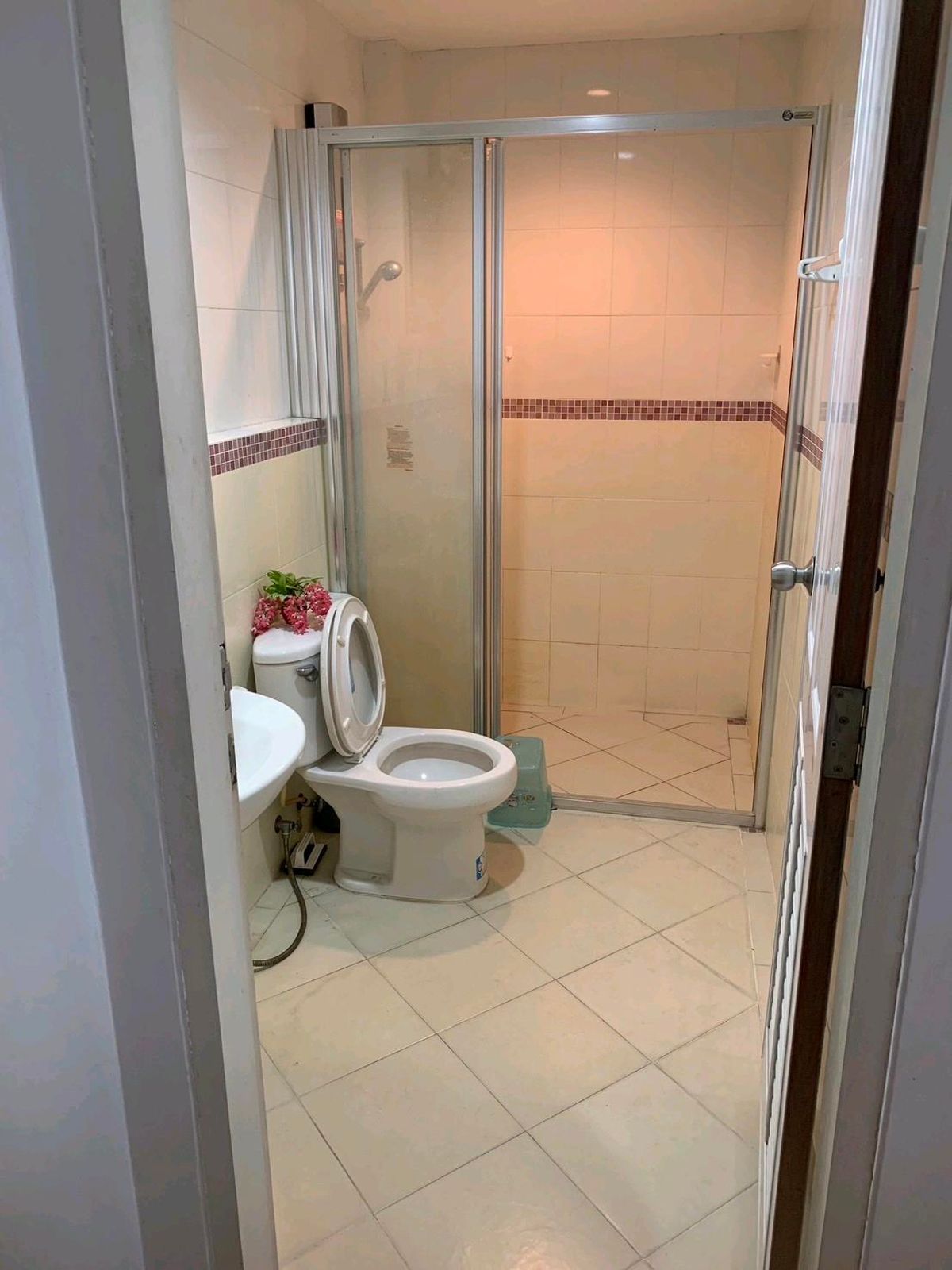 ขายทาวน์โฮมพัฒนาการ ศรีนครินทร์ : ทาวน์โฮม 3 ชั้นหลังริม เนื้อที่ 28.90 ตร.วา พร้อมเฟอร์ แอร์ ถูกที่สุดในโครงการ