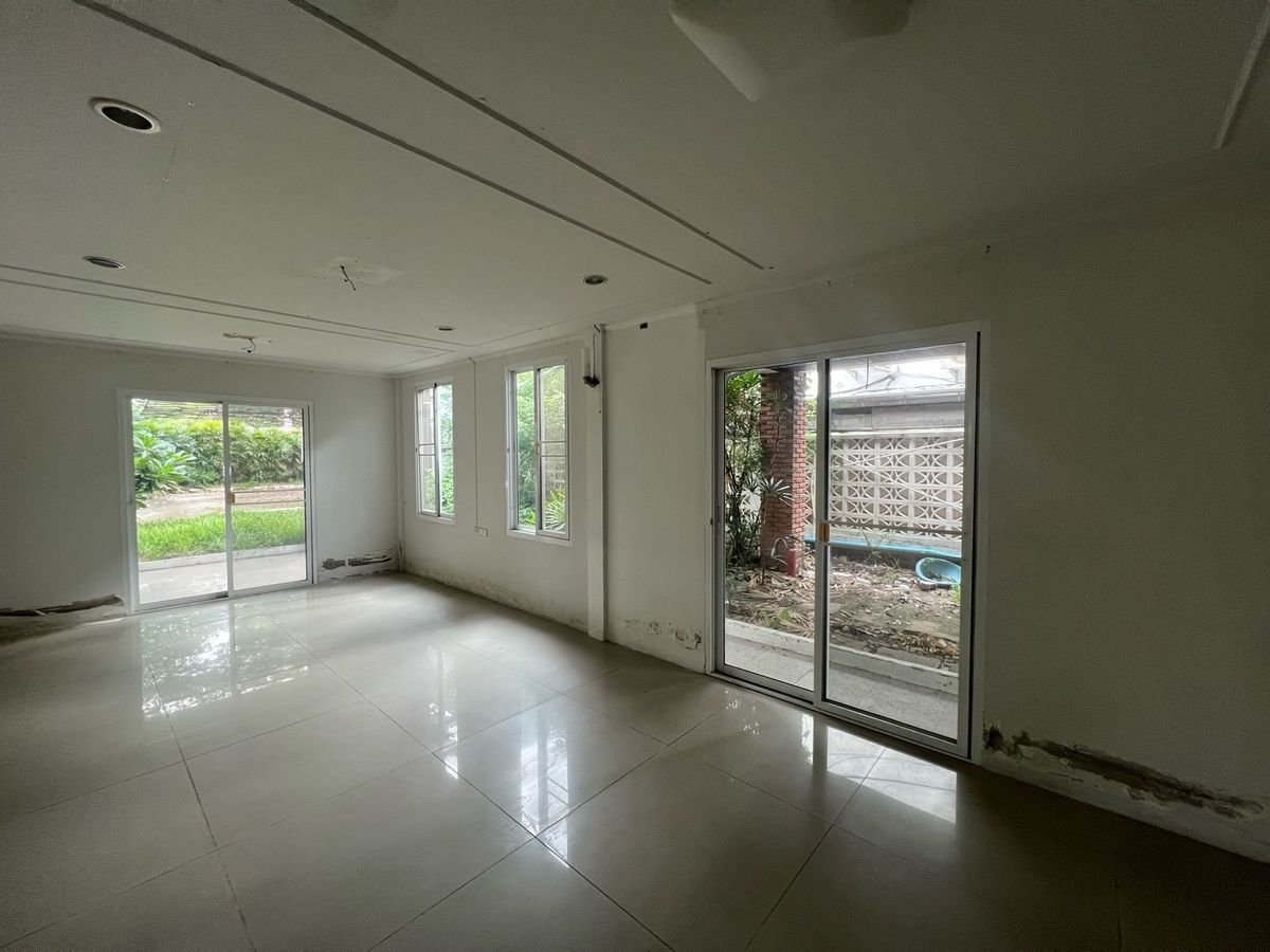For RentRetail SpaceSukhumvit, Asoke, Thonglor : Rent a detached house 231 square wah, Phromphong, Soi Sukhumvit 31, the same side as EmQuartier, foreign location, suitable for spa, pilot, yoga, ice, bakery, michelin, or Fine Dining.