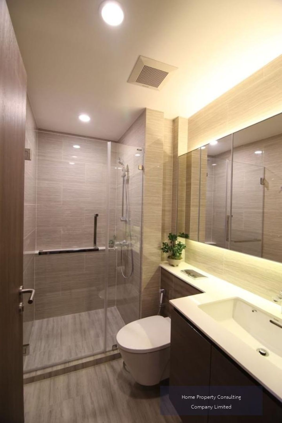 For SaleCondoOnnut, Udomsuk : Urgent sale, cheap, virtue, essence, Sukhumvit, BTS Punnawithi (550 m/8 minutes). Interested in negotiating @condobkk (with @) Code H33278