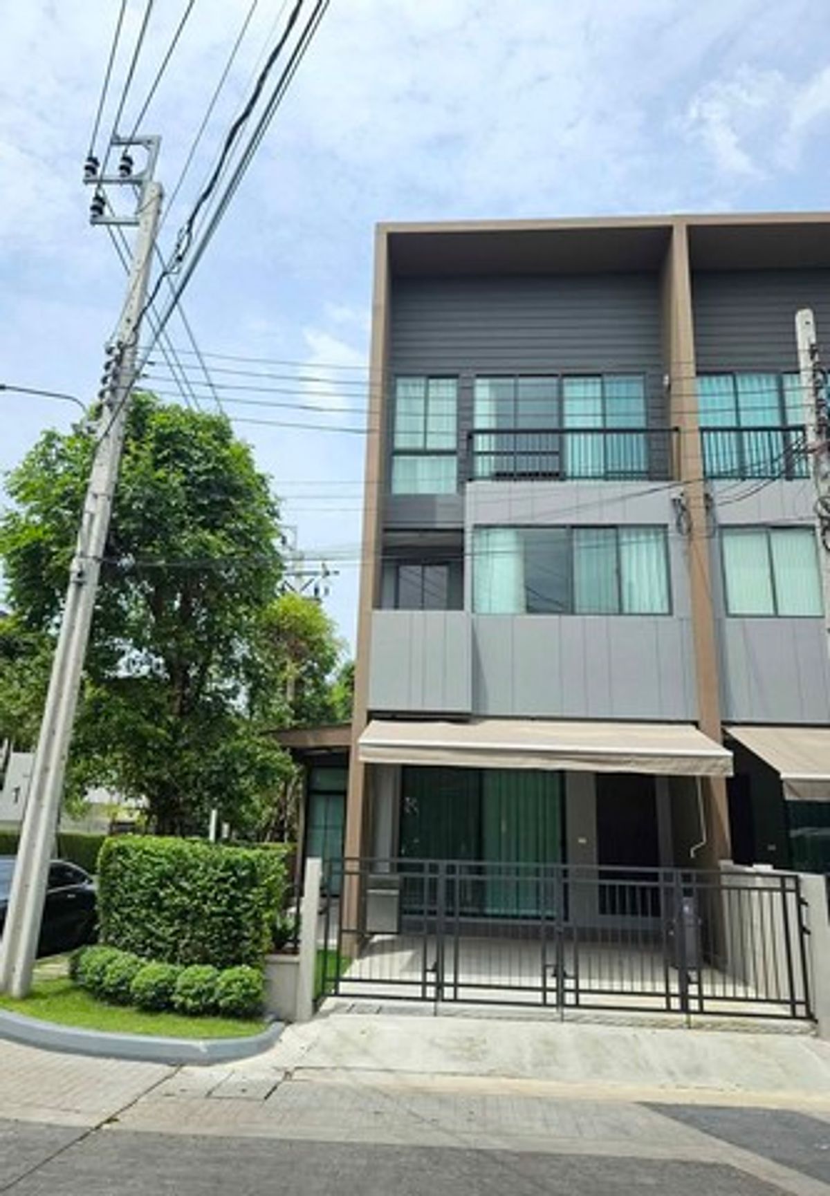 ให้เช่าทาวน์โฮมพัฒนาการ ศรีนครินทร์ : HR2657ให้เช่าทาวน์โฮม 3 ชั้น หลังมุม บ้านกลางเมือง พระราม9 – กรุงเทพกรีฑา ตกแต่งครบ พร้อมเข้าอยู่