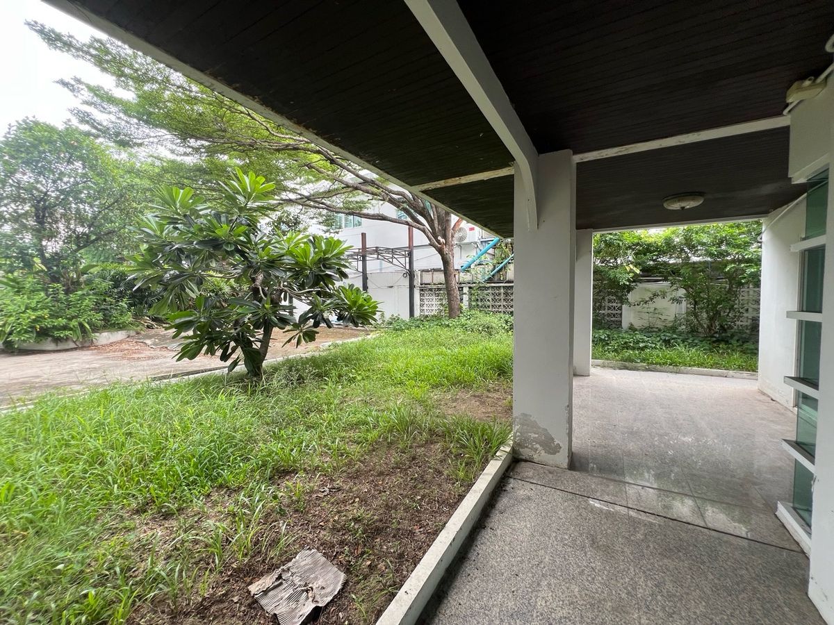 For RentRetail SpaceSukhumvit, Asoke, Thonglor : Rent a detached house 231 square wah, Phromphong, Soi Sukhumvit 31, the same side as EmQuartier, foreign location, suitable for spa, pilot, yoga, ice, bakery, michelin, or Fine Dining.