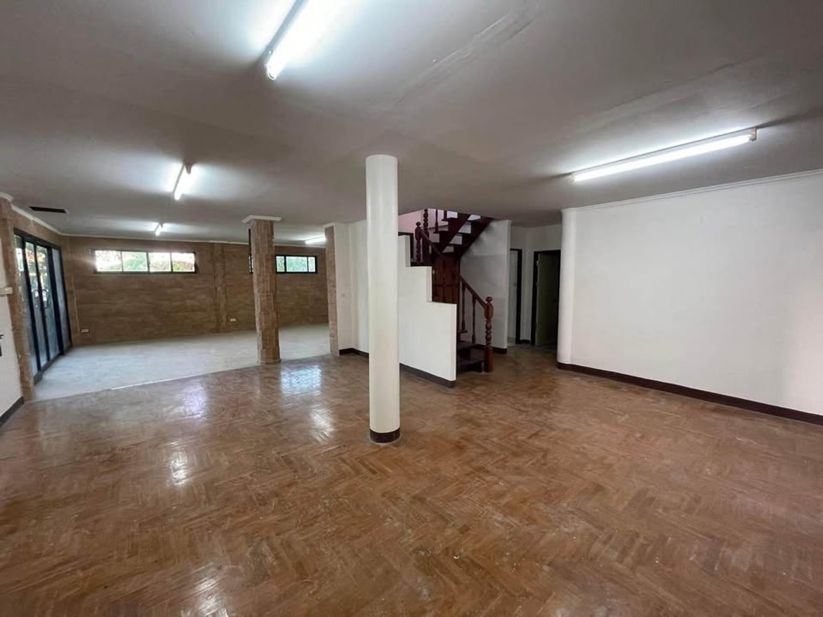 ให้เช่าบ้านนนทบุรี บางใหญ่ บางบัวทอง : บ้านพร้อมโกดัง 200ตรว. ซอยบัวทองเคหะ 6 ห้องนอน 3 ห้องน้ำ หมู่บ้านเรือนไทย นนทบุรี