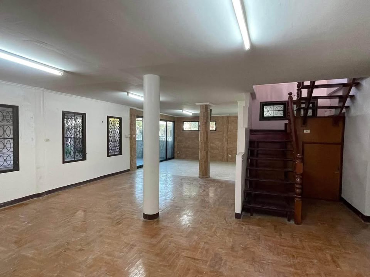 ให้เช่าบ้านนนทบุรี บางใหญ่ บางบัวทอง : บ้านพร้อมโกดัง 200ตรว. ซอยบัวทองเคหะ 6 ห้องนอน 3 ห้องน้ำ หมู่บ้านเรือนไทย นนทบุรี