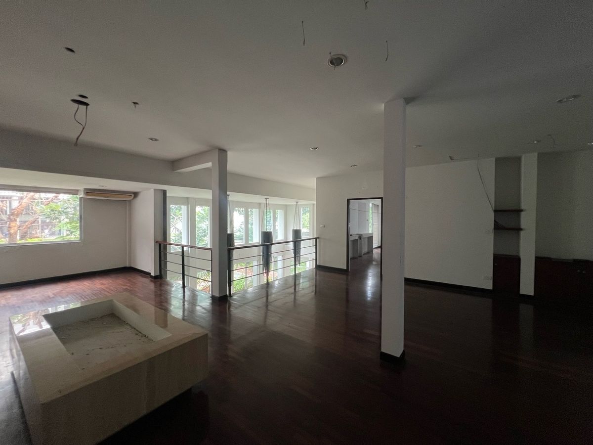 For RentRetail SpaceSukhumvit, Asoke, Thonglor : Rent a detached house 231 square wah, Phromphong, Soi Sukhumvit 31, the same side as EmQuartier, foreign location, suitable for spa, pilot, yoga, ice, bakery, michelin, or Fine Dining.