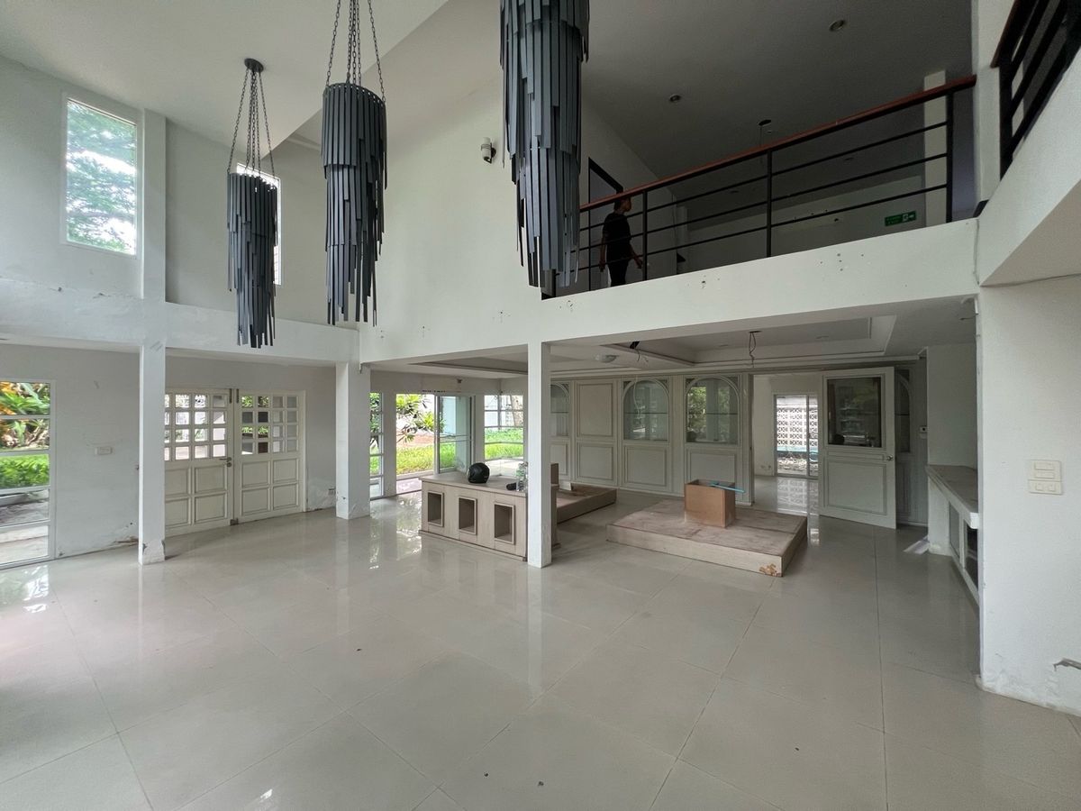 For RentRetail SpaceSukhumvit, Asoke, Thonglor : Rent a detached house 231 square wah, Phromphong, Soi Sukhumvit 31, the same side as EmQuartier, foreign location, suitable for spa, pilot, yoga, ice, bakery, michelin, or Fine Dining.