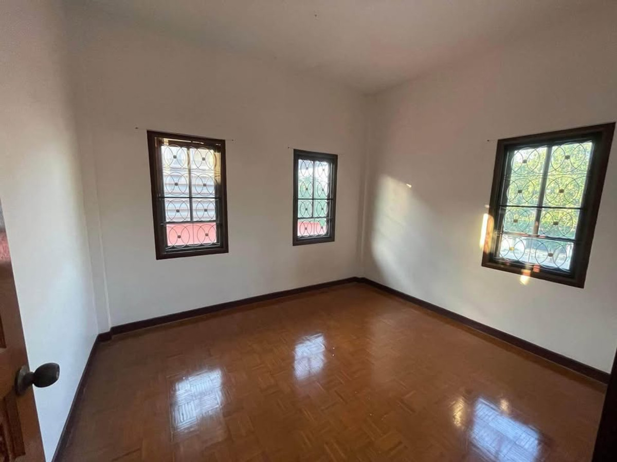 ให้เช่าบ้านนนทบุรี บางใหญ่ บางบัวทอง : บ้านพร้อมโกดัง 200ตรว. ซอยบัวทองเคหะ 6 ห้องนอน 3 ห้องน้ำ หมู่บ้านเรือนไทย นนทบุรี