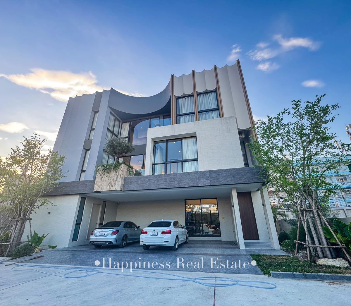 ขายบ้านสมุทรปราการ สำโรง : บ้านที่ตอบโจทย์ครอบครัวใหญ่ Luxury Villa 3 ชั้น  ทำเลทอง บางนา-สุขุมวิท ตกแต่งพร้อมอยู่ AVE บางนา-สุวรรณภูมิ