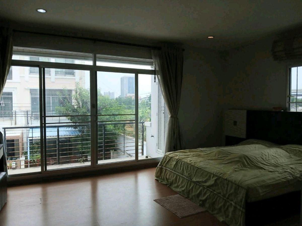 ขายทาวน์โฮมพัฒนาการ ศรีนครินทร์ : ทาวน์โฮม 3 ชั้นหลังริม เนื้อที่ 28.90 ตร.วา พร้อมเฟอร์ แอร์ ถูกที่สุดในโครงการ