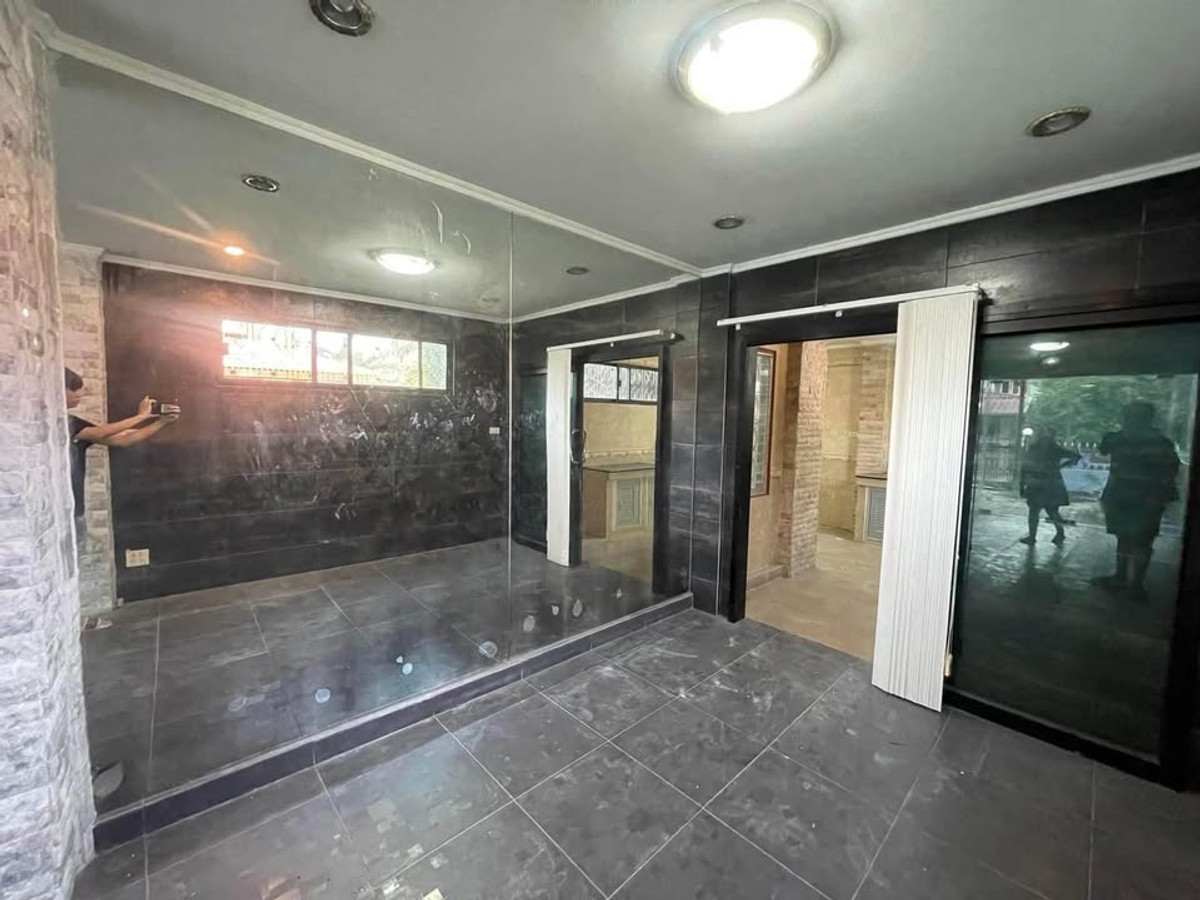 ให้เช่าบ้านนนทบุรี บางใหญ่ บางบัวทอง : บ้านพร้อมโกดัง 200ตรว. ซอยบัวทองเคหะ 6 ห้องนอน 3 ห้องน้ำ หมู่บ้านเรือนไทย นนทบุรี