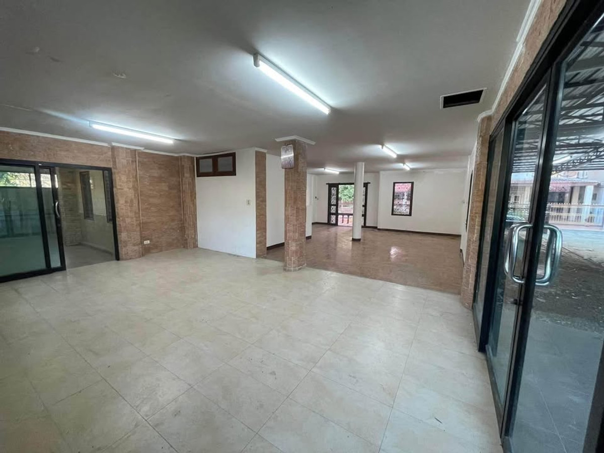 ให้เช่าบ้านนนทบุรี บางใหญ่ บางบัวทอง : บ้านพร้อมโกดัง 200ตรว. ซอยบัวทองเคหะ 6 ห้องนอน 3 ห้องน้ำ หมู่บ้านเรือนไทย นนทบุรี