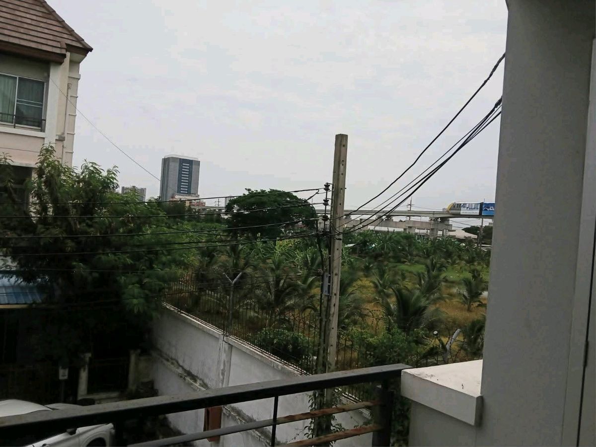 ขายทาวน์โฮมพัฒนาการ ศรีนครินทร์ : ทาวน์โฮม 3 ชั้นหลังริม เนื้อที่ 28.90 ตร.วา พร้อมเฟอร์ แอร์ ถูกที่สุดในโครงการ