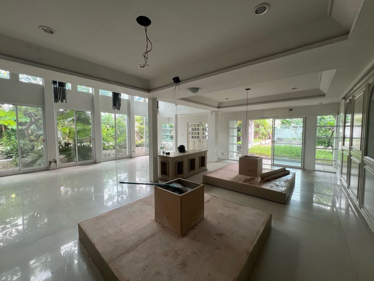 For RentRetail SpaceSukhumvit, Asoke, Thonglor : Rent a detached house 231 square wah, Phromphong, Soi Sukhumvit 31, the same side as EmQuartier, foreign location, suitable for spa, pilot, yoga, ice, bakery, michelin, or Fine Dining.