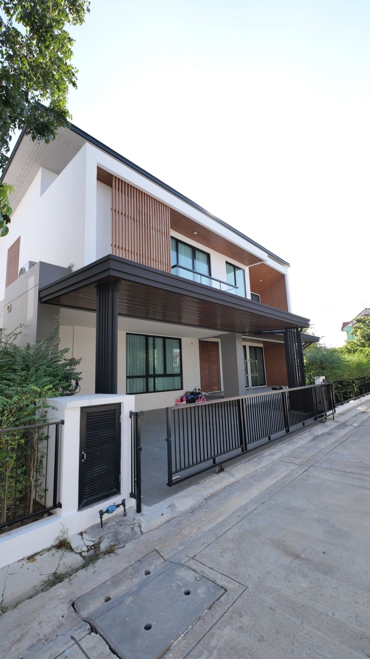 For SaleHousePathum Thani,Rangsit, Thammasat : ✨🏡 New house, back corner 🎁 Decorated more than 5 million 📌 with 10 kw solar cells! 📌