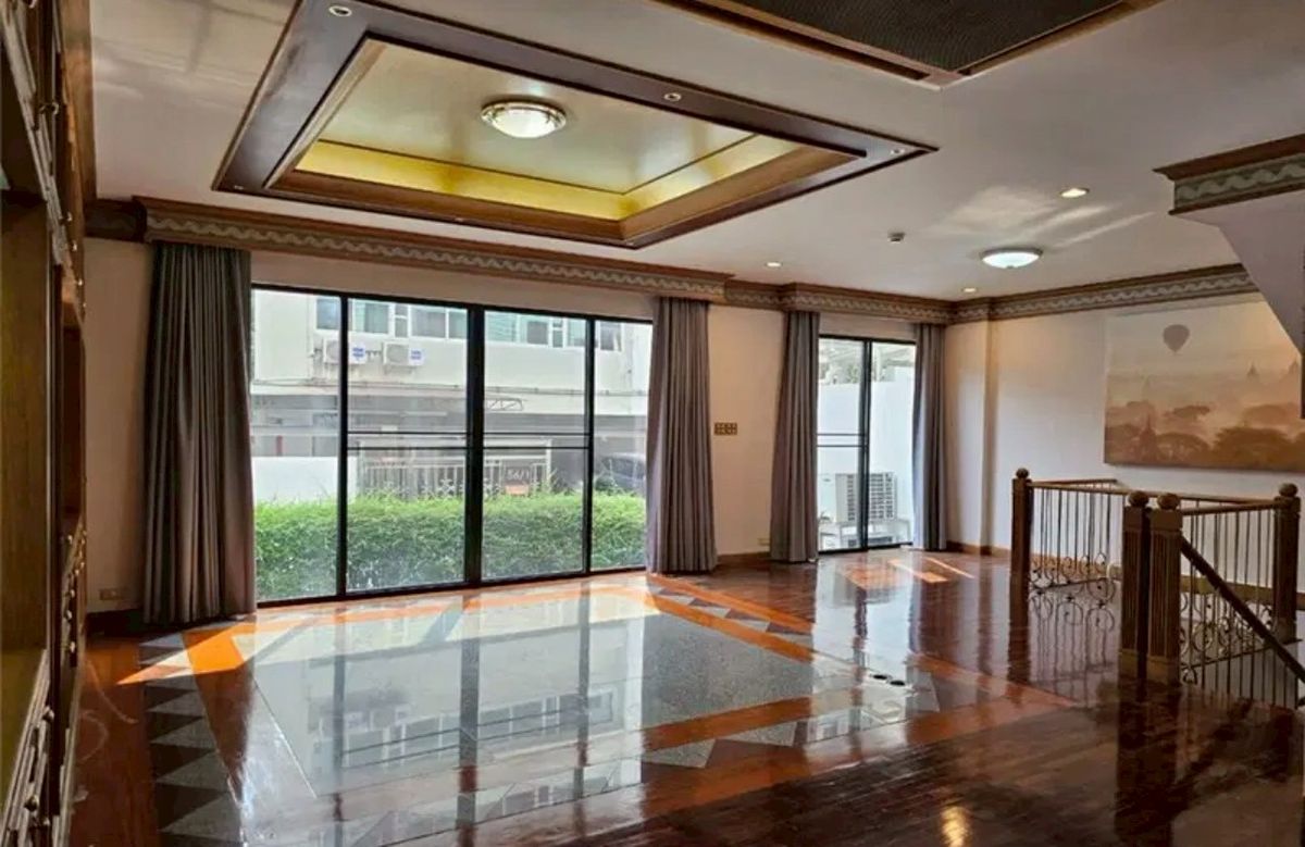 For RentOfficeAri,Anusaowaree : Very private condo, can be used for business, has an entrance on Ari Soi 5, has 3 floors in total (Triplex Condo)