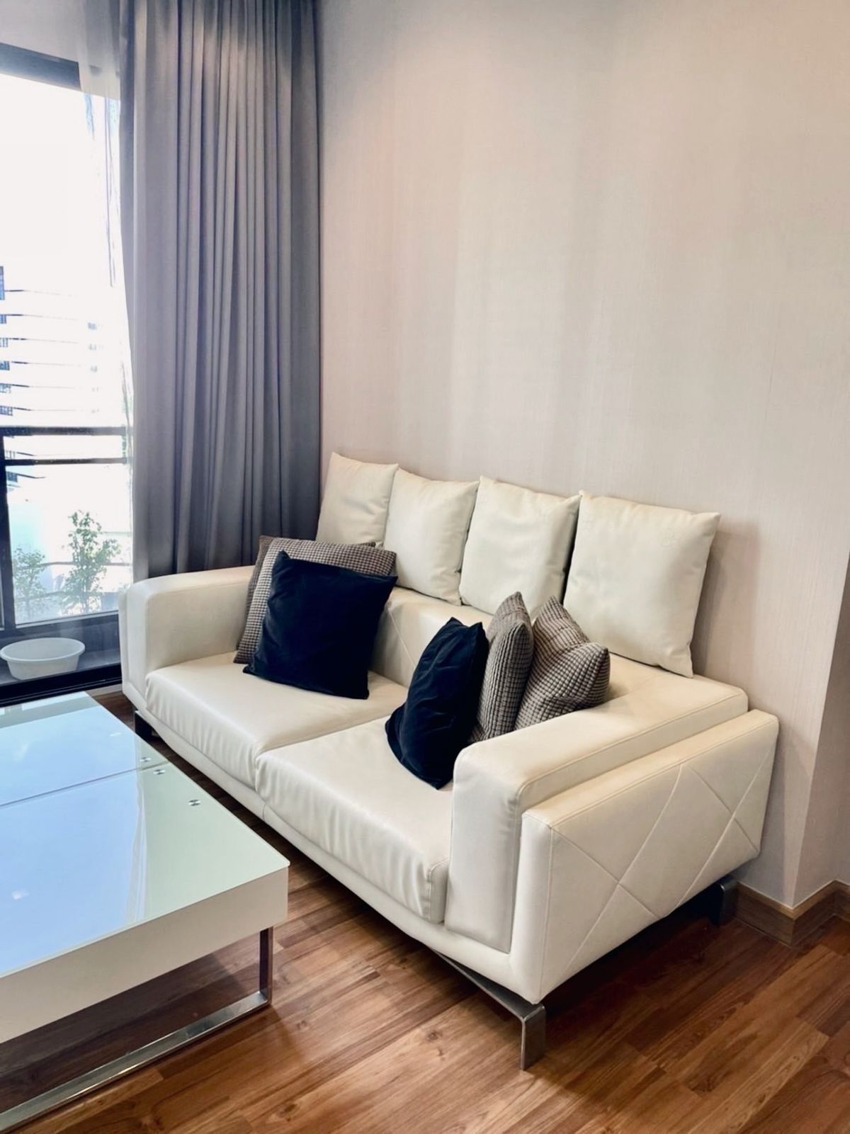 For RentCondoRatchadapisek, Huaikwang, Suttisan : For Rent - IVY Ampio Luxury Condo. Very cheap. Real room. Fully Furnished near MRT Cultural Center.