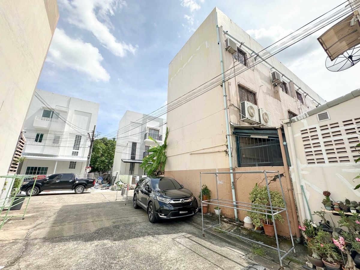 ขายทาวน์โฮมโชคชัย4 ลาดพร้าว71 : ขายทาวน์โฮม 2 หลังติดกัน ม.มนตรีทาวน์โฮม 350 ตร.ม. ใกล้ เซ็นทรัลอีสวิว