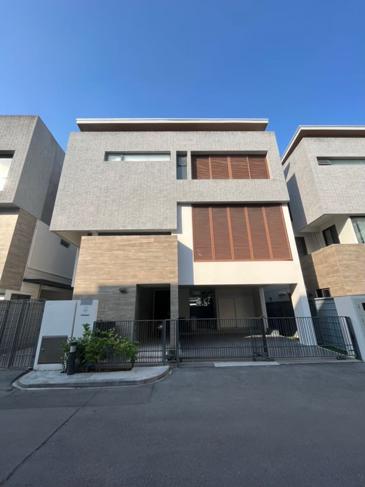 For RentHouseRama9, Petchburi, RCA : Parc Priva is free for rent. End of July.
