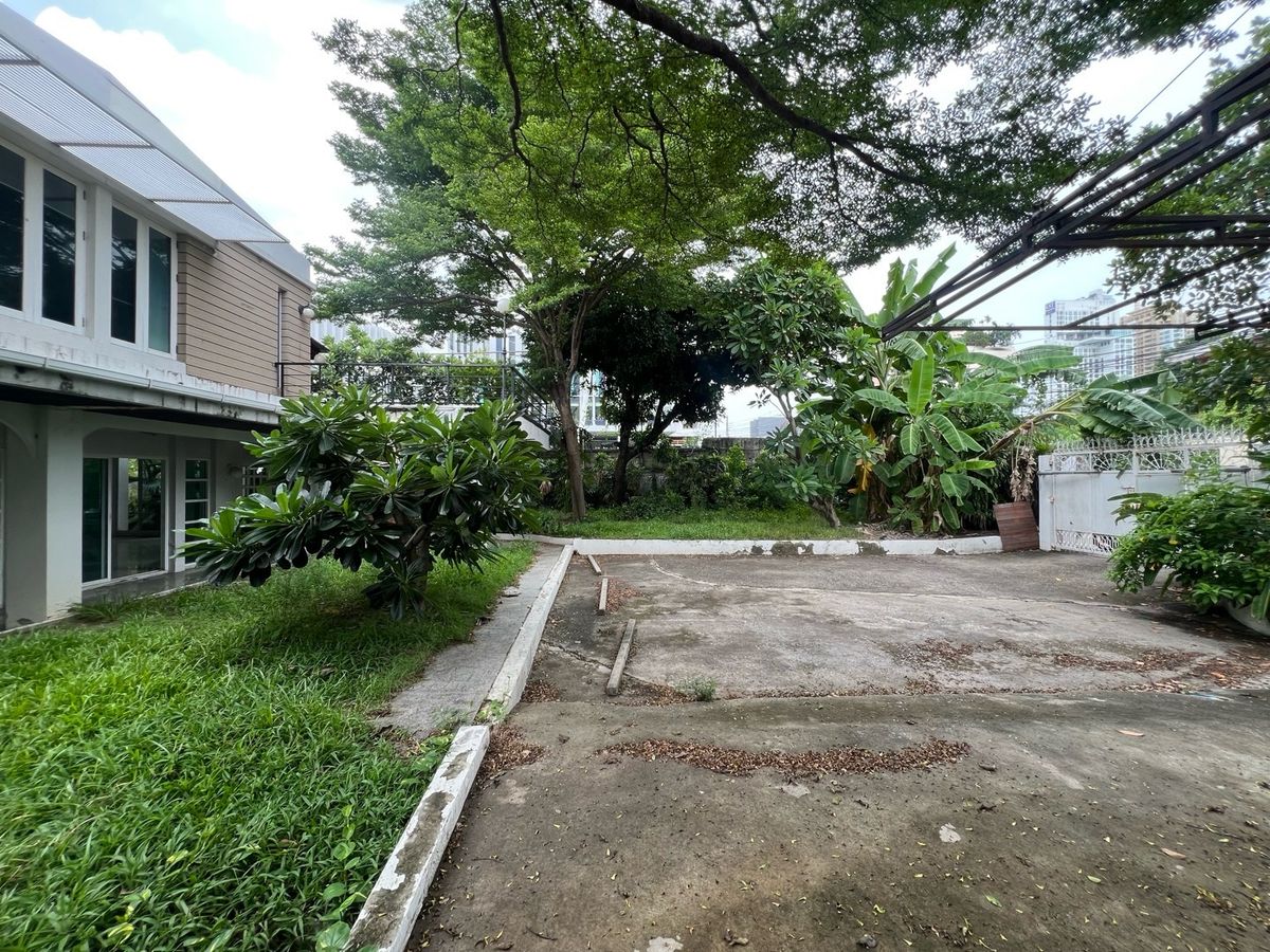 For RentRetail SpaceSukhumvit, Asoke, Thonglor : Rent a detached house 231 square wah, Phromphong, Soi Sukhumvit 31, the same side as EmQuartier, foreign location, suitable for spa, pilot, yoga, ice, bakery, michelin, or Fine Dining.