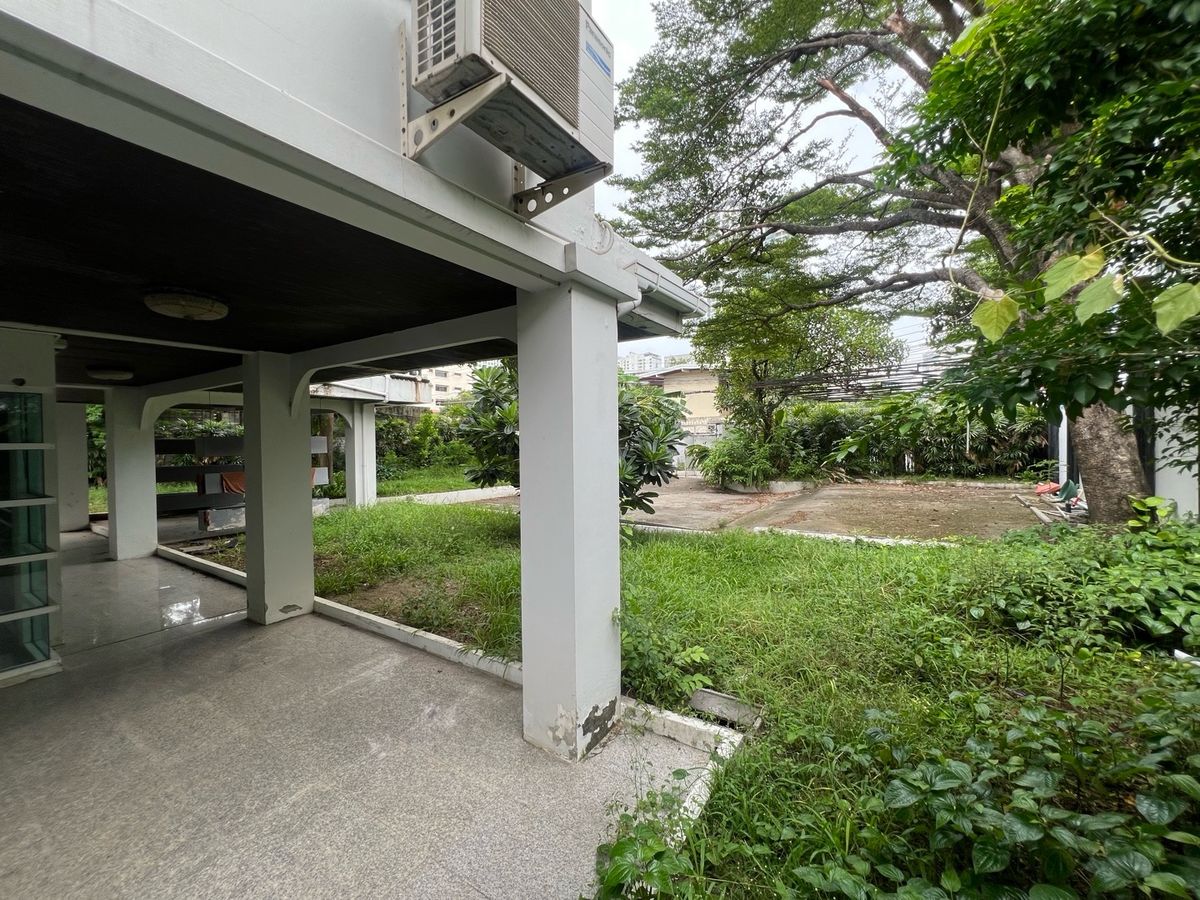 For RentRetail SpaceSukhumvit, Asoke, Thonglor : Rent a detached house 231 square wah, Phromphong, Soi Sukhumvit 31, the same side as EmQuartier, foreign location, suitable for spa, pilot, yoga, ice, bakery, michelin, or Fine Dining.
