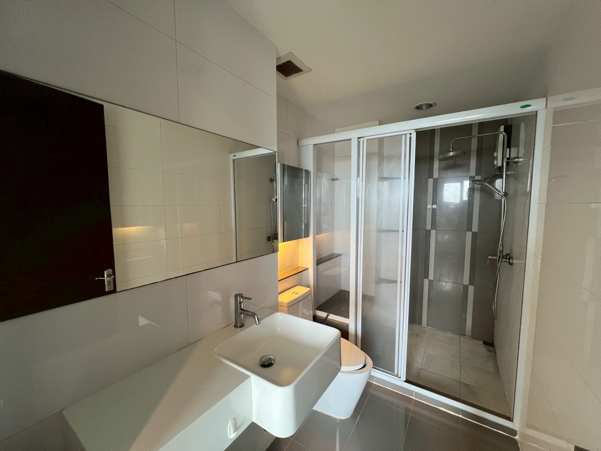 For RentCondoRatchadapisek, Huaikwang, Suttisan : Rent a Rhythm Ratchada (a big room ready to go in a good price)