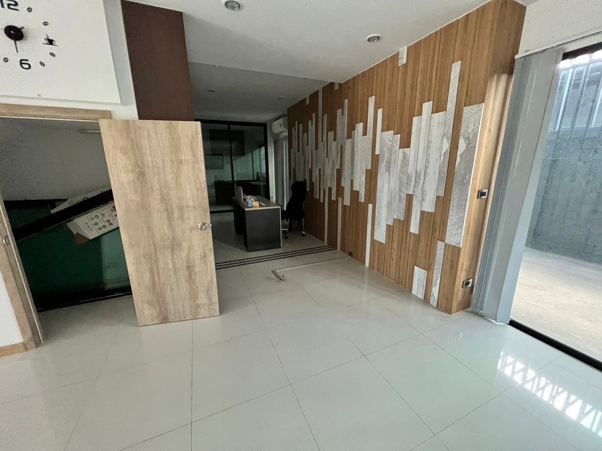 For RentTownhomeChaengwatana, Muangthong : 2 Unit townhome, suitable for office use, located on Ratchaphruek Road. 6 bedrooms, 6 bathrooms.