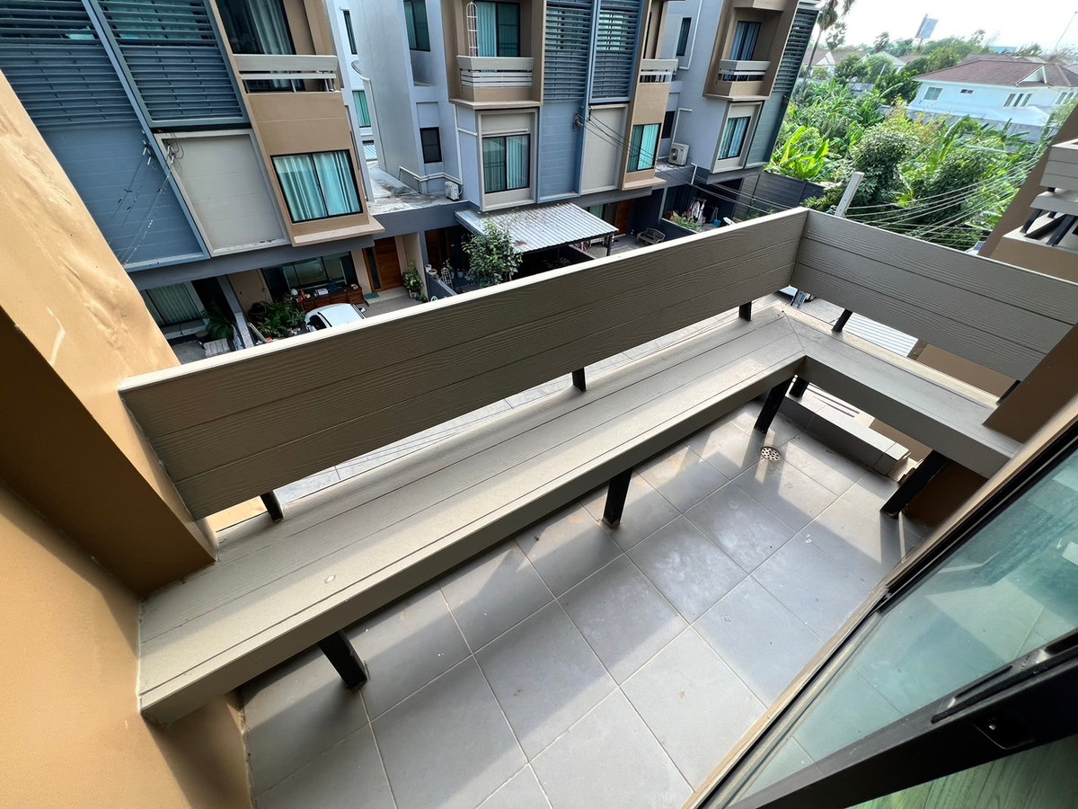 For RentTownhomeChaengwatana, Muangthong : 2 Unit townhome, suitable for office use, located on Ratchaphruek Road. 6 bedrooms, 6 bathrooms.
