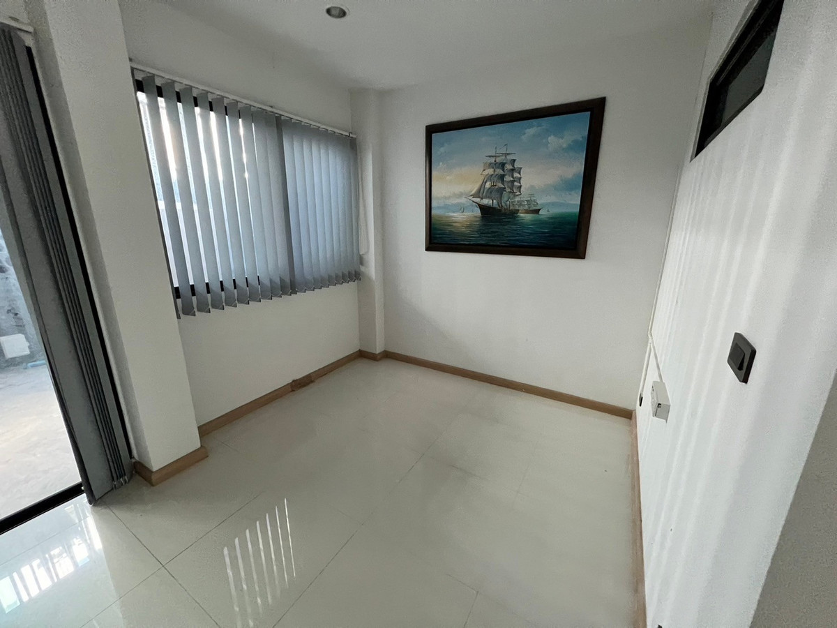 For RentTownhomeChaengwatana, Muangthong : 2 Unit townhome, suitable for office use, located on Ratchaphruek Road. 6 bedrooms, 6 bathrooms.