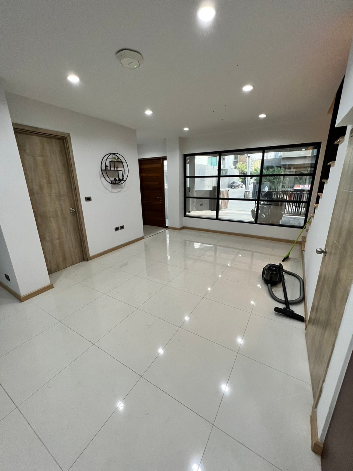 For RentTownhomeChaengwatana, Muangthong : 2 Unit townhome, suitable for office use, located on Ratchaphruek Road. 6 bedrooms, 6 bathrooms.
