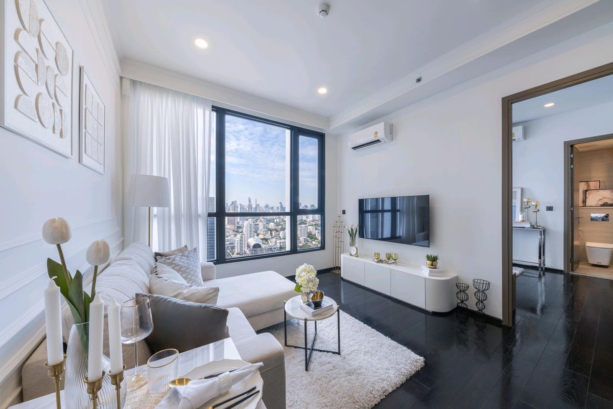 For SaleCondoSukhumvit, Asoke, Thonglor : Golden opportunity for investors! Condo in the heart of Thonglor for sale with tenants that can yield up to 6.5%. Room size 36 sq.m., 35th floor, luxuriously decorated, fully furnished by designer, with a sense of openness with a ceiling height of 3 meter