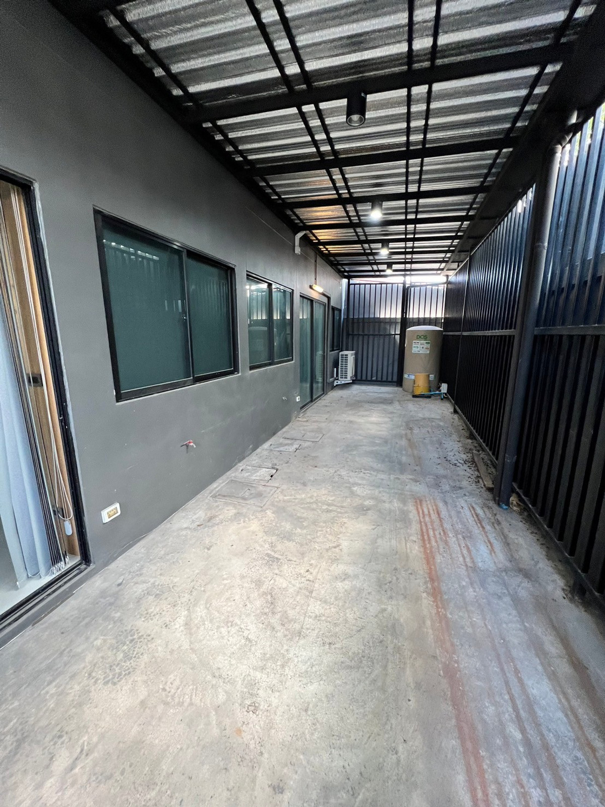 For RentTownhomeChaengwatana, Muangthong : 2 Unit townhome, suitable for office use, located on Ratchaphruek Road. 6 bedrooms, 6 bathrooms.