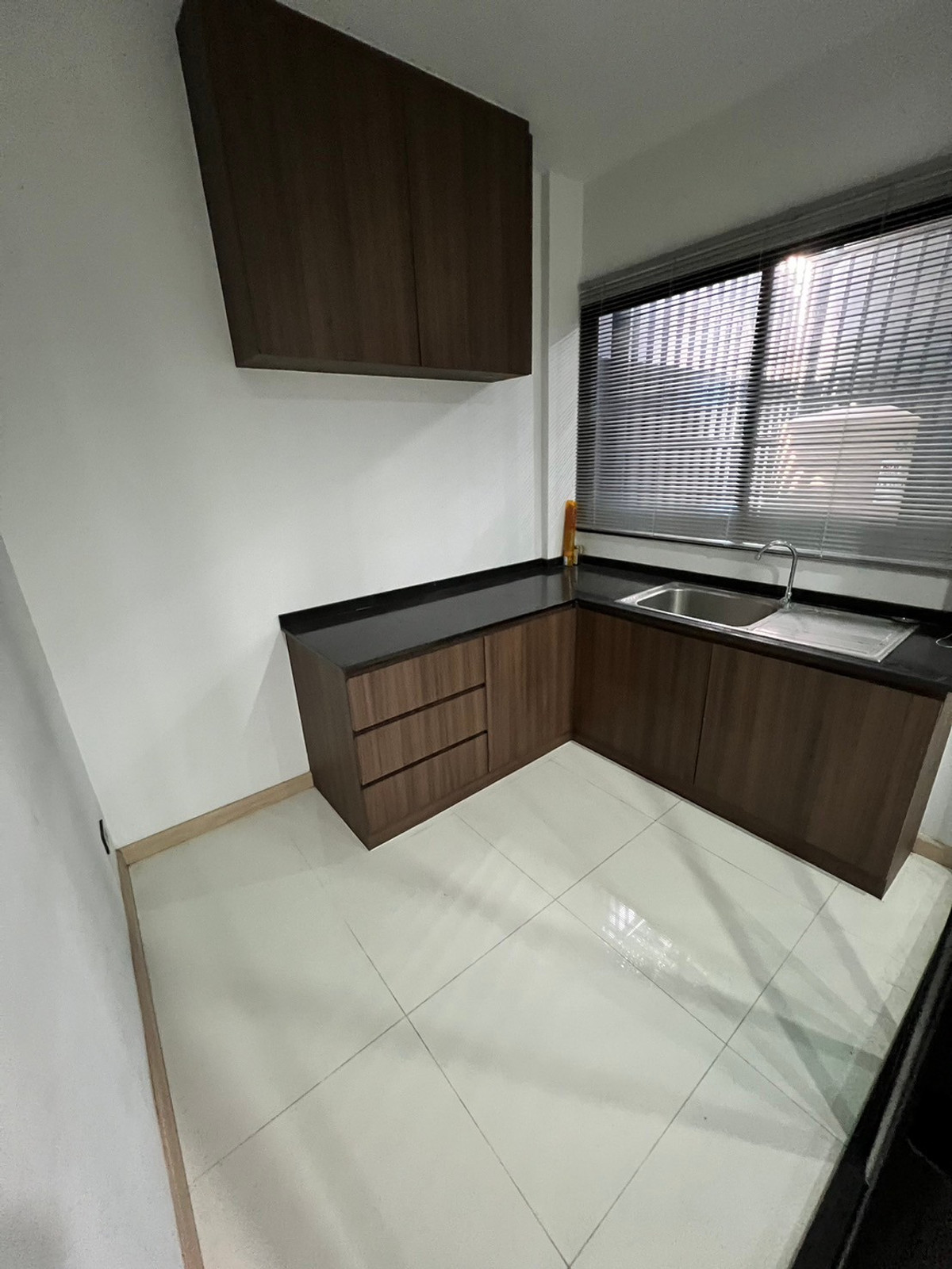 For RentTownhomeChaengwatana, Muangthong : 2 Unit townhome, suitable for office use, located on Ratchaphruek Road. 6 bedrooms, 6 bathrooms.