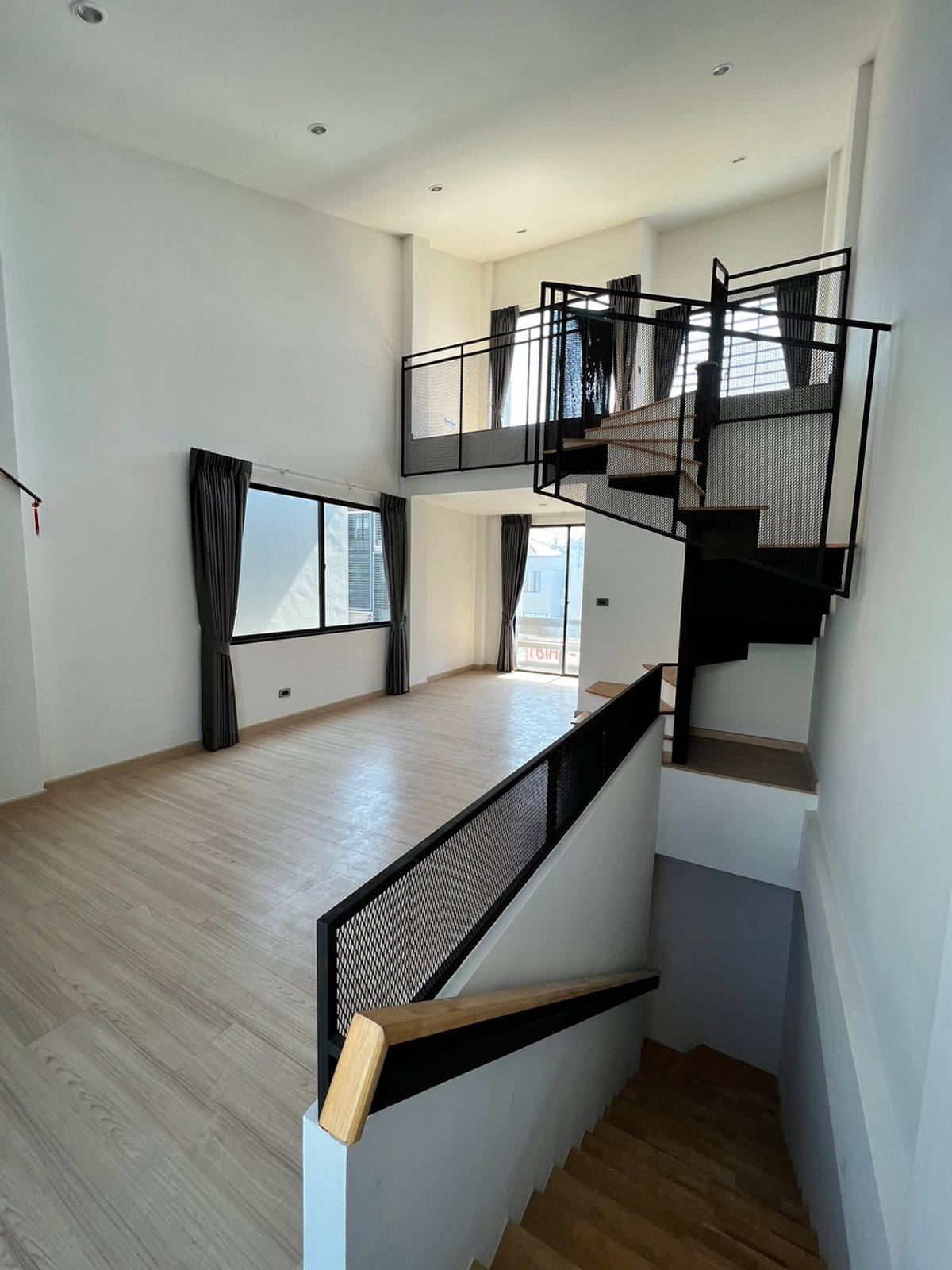 For RentTownhomeChaengwatana, Muangthong : 2 Unit townhome, suitable for office use, located on Ratchaphruek Road. 6 bedrooms, 6 bathrooms.