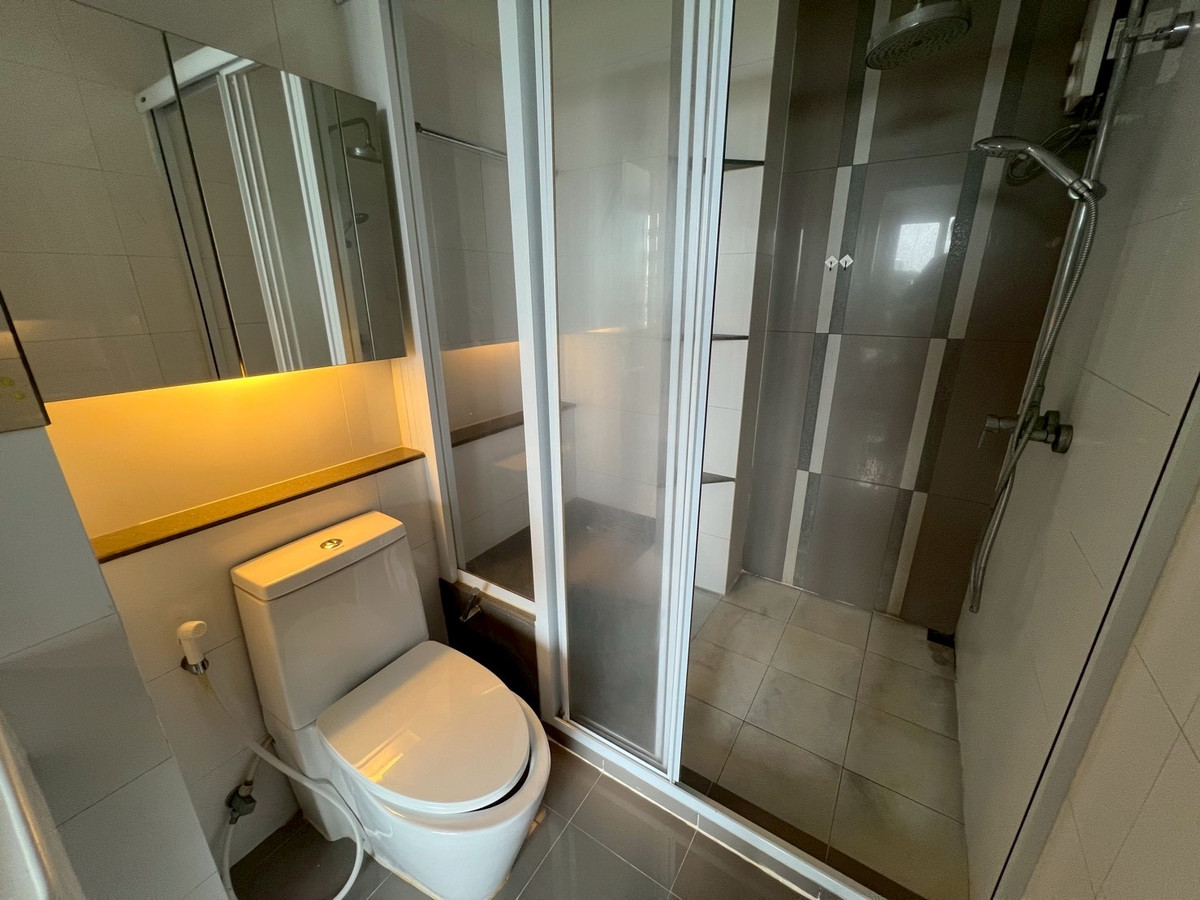 For RentCondoRatchadapisek, Huaikwang, Suttisan : Rent a Rhythm Ratchada (a big room ready to go in a good price)