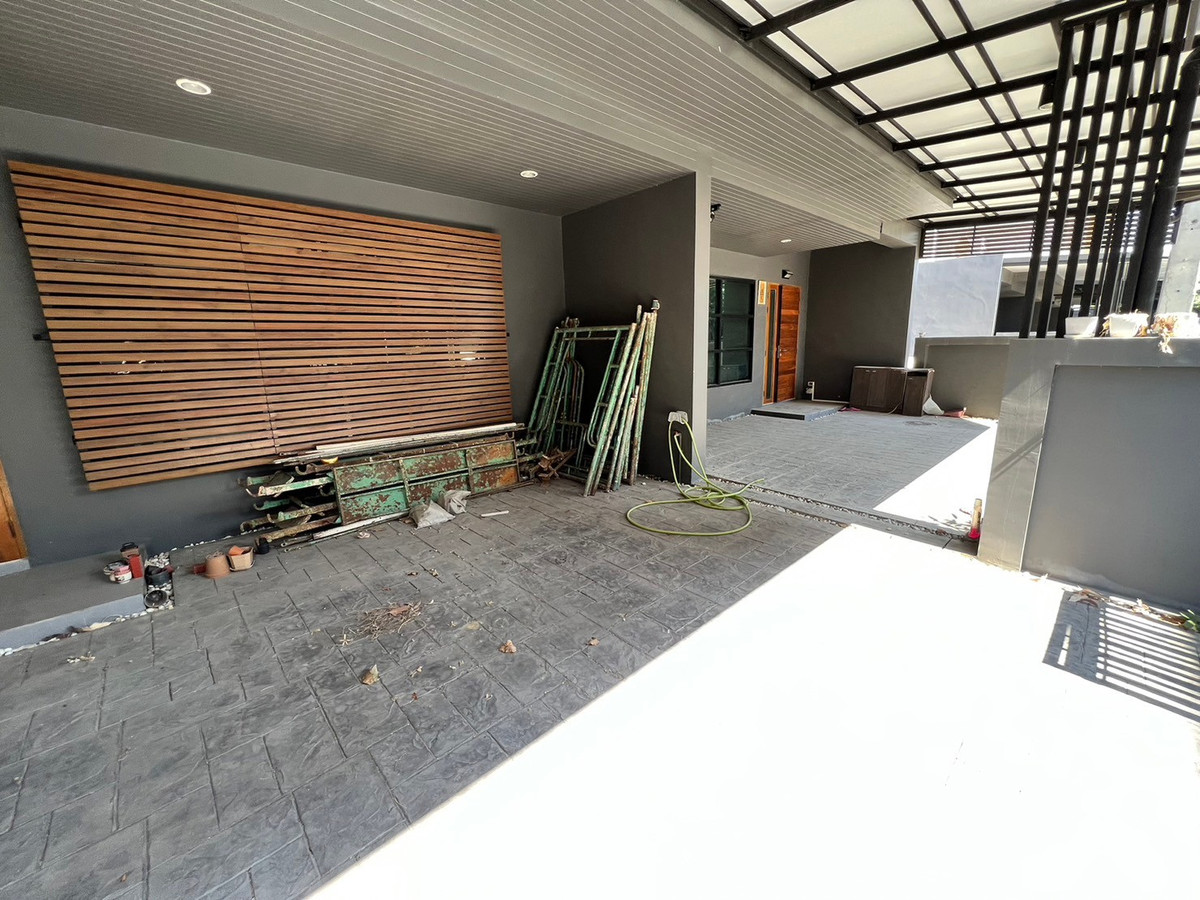 For RentTownhomeChaengwatana, Muangthong : 2 Unit townhome, suitable for office use, located on Ratchaphruek Road. 6 bedrooms, 6 bathrooms.