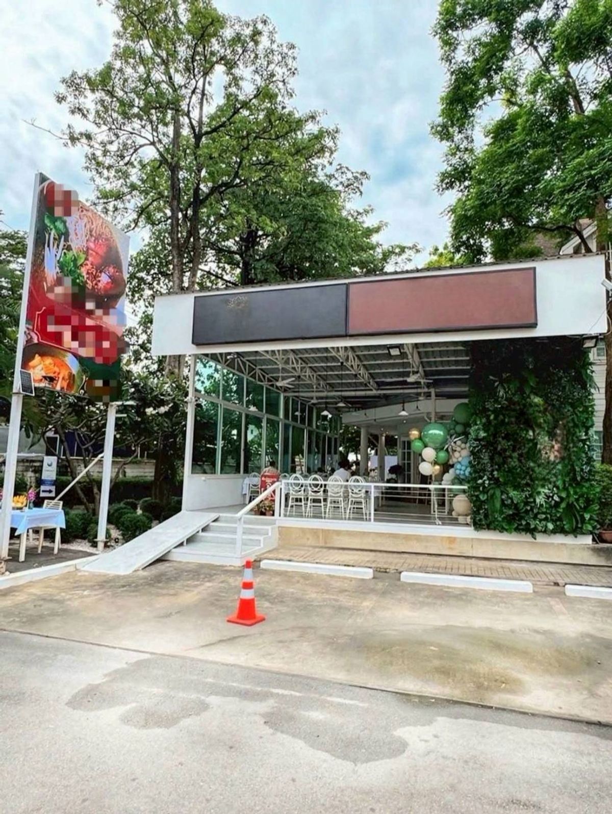 ให้เช่าร้านค้า/ตลาดนัดเลียบทางด่วนรามอินทรา : ให้เช่า  ร้านอาหาร ย่านเกษตร - นวมินทร์ ซ.โยธินพัฒนา 3 ร้านอาหาร พร้อมห้องครัวขนาดใหญ่ 6 ห้องน้ำ รองรับที่จอดรถ 15 คัน พร้อมเฟอร์นิเจอร์ อุปกรณ์ในร้าน  ทำเลดี  เหมาะทำธุรกิจ  รายล้อมด้วยหมู่บ้านจัดสรร และพนักงานออฟฟิศ