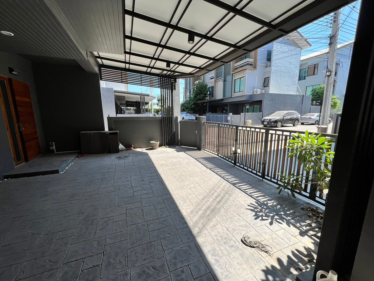 For RentTownhomeChaengwatana, Muangthong : 2 Unit townhome, suitable for office use, located on Ratchaphruek Road. 6 bedrooms, 6 bathrooms.