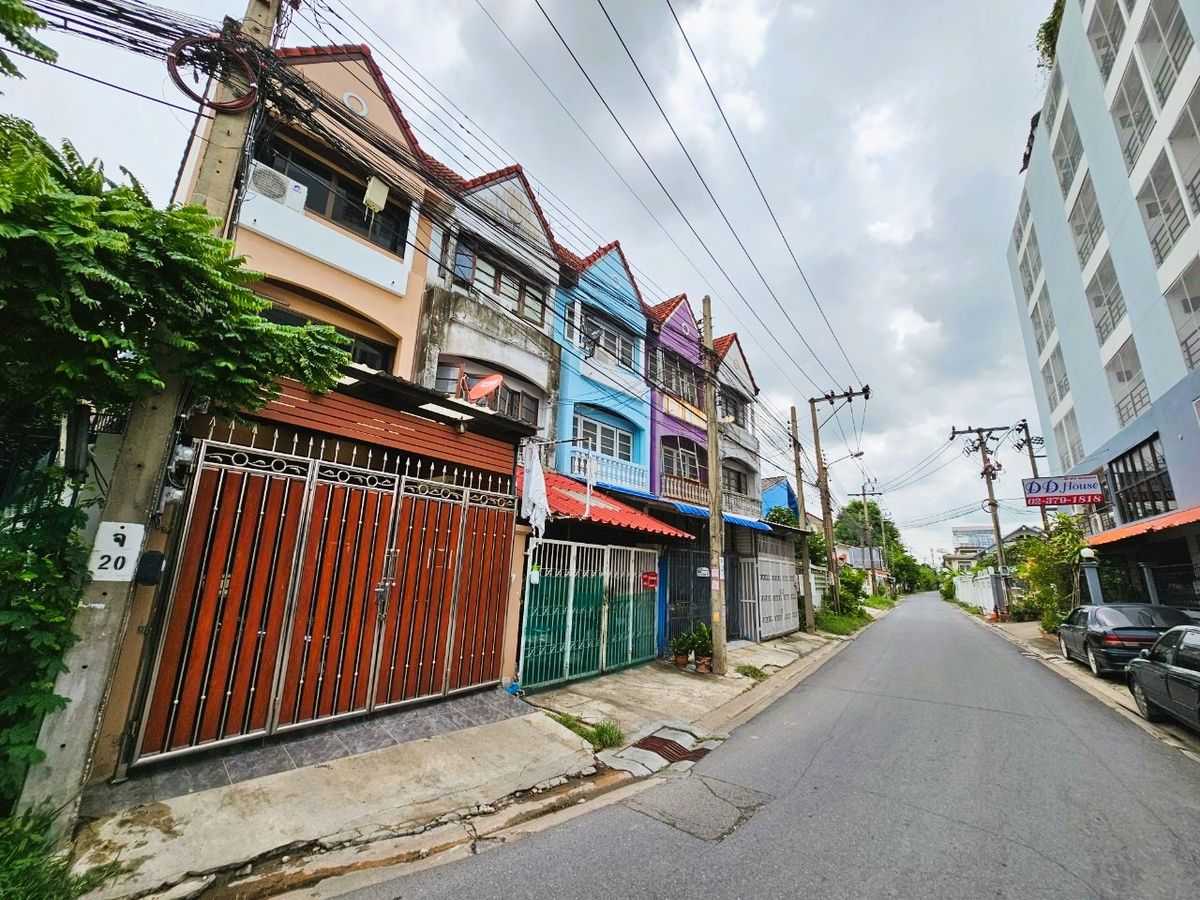 ขายทาวน์โฮมเกษตร นวมินทร์ ลาดปลาเค้า : ทาวน์เฮ้าส์ 3 ชั้น 20.6 ตร.ว. (หลังมุม) ใกล้ตลาดอินทรารักษ์ ซอยนวมินทร์85 ขาย 2,600,000 บาท