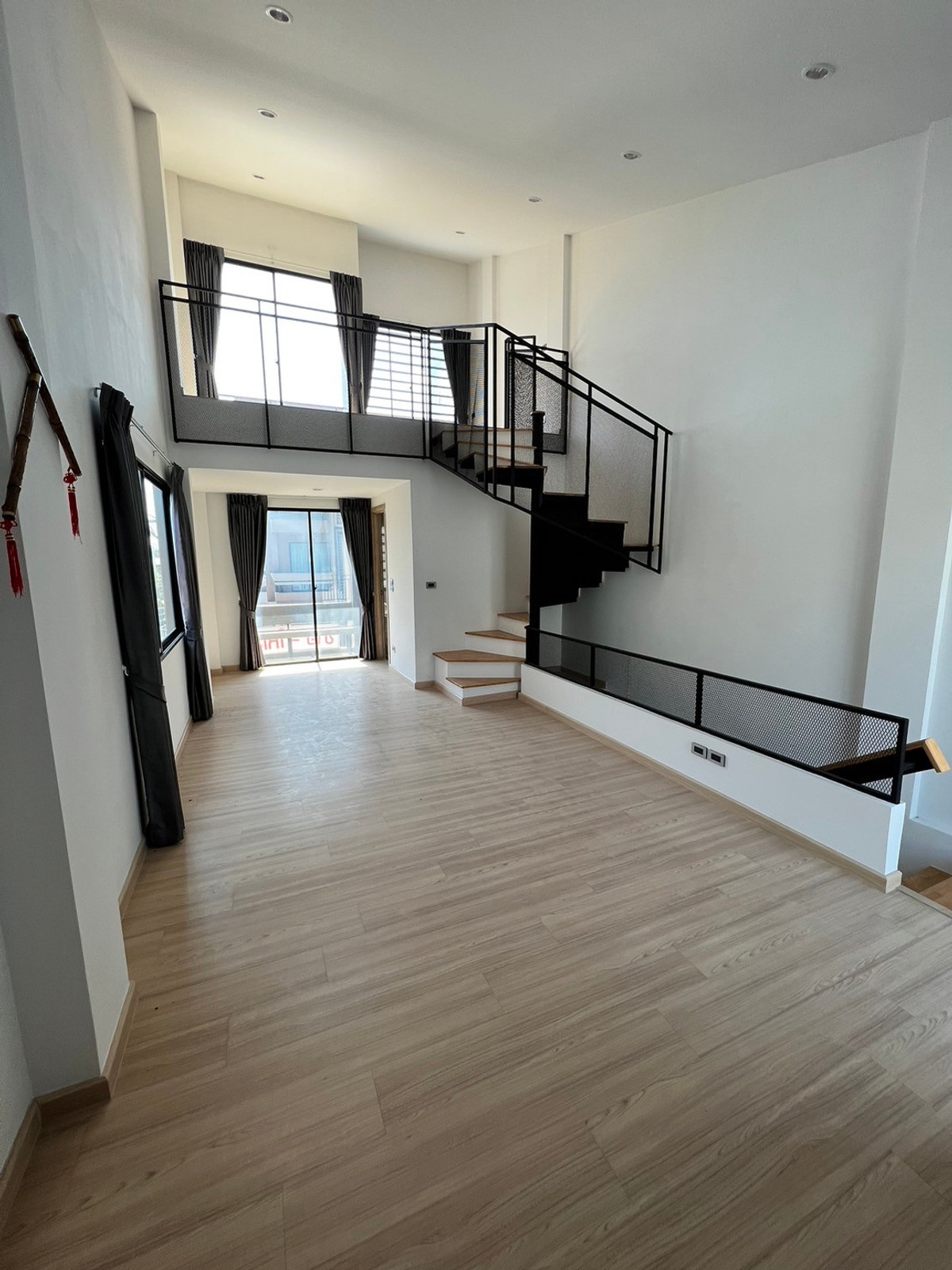 For RentTownhomeChaengwatana, Muangthong : 2 Unit townhome, suitable for office use, located on Ratchaphruek Road. 6 bedrooms, 6 bathrooms.