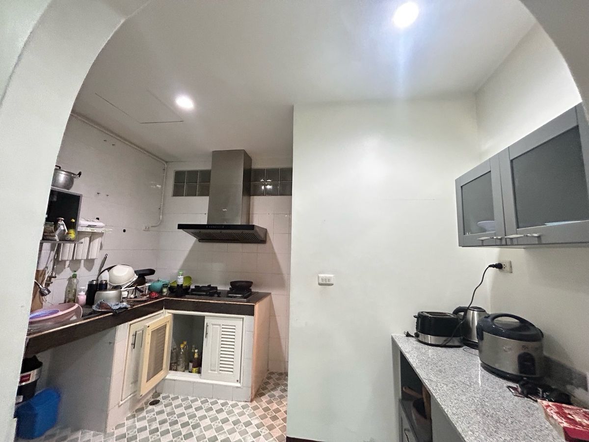 ขายทาวน์โฮมสาทร นราธิวาส : ขายด่วน ราคาพิเศษ  7,600,000 บาท หมู่บ้านธนพัฒน์  พร้อมเฟอร์นิเจอร์ พร้อมอยู่ บ้านต่อเติมแล้ว